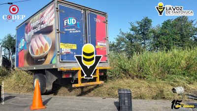 Camioneta repartidora sale de la carretera y queda al borde de una volcadura