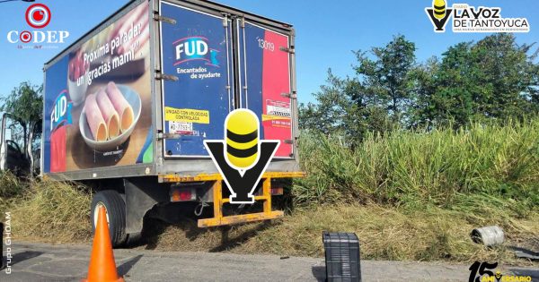 Camioneta repartidora sale de la carretera y queda al borde de una volcadura