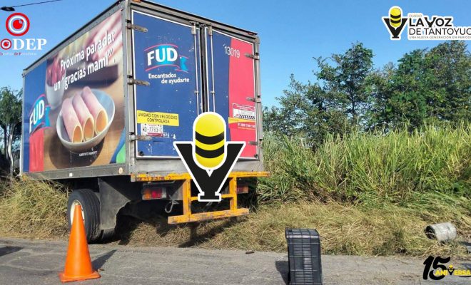 Camioneta repartidora sale de la carretera y queda al borde de una volcadura