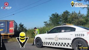 Camioneta repartidora sale de la carretera y queda al borde de una volcadura