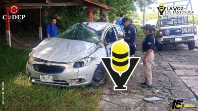 Automóvil sale de la carretera y vuelca en el tramo Alazán-Canoas, en Tepetzintla