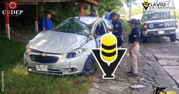 Automóvil sale de la carretera y vuelca en el tramo Alazán-Canoas, en Tepetzintla