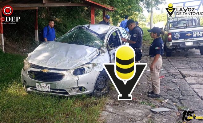Automóvil sale de la carretera y vuelca en el tramo Alazán-Canoas, en Tepetzintla