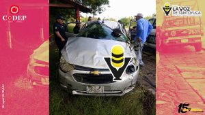 Automóvil sale de la carretera y vuelca en el tramo Alazán-Canoas, en Tepetzintla