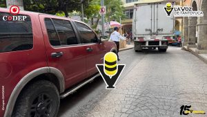 Camión de carga provoca daños a camioneta estacionada en zona centro, en Tantoyuca