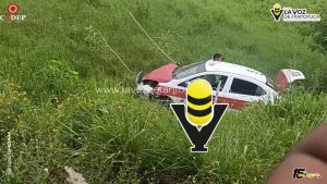 Taxista pierde el control y termina fuera de la carretera, en la Ixcatepec - Chontla