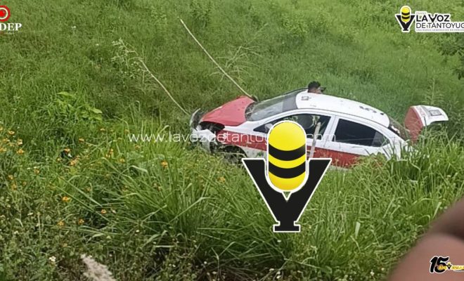 Taxista pierde el control y termina fuera de la carretera, en la Ixcatepec - Chontla