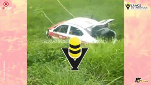 Taxista pierde el control y termina fuera de la carretera, en la Ixcatepec - Chontla