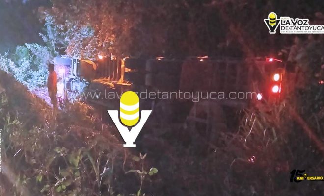 Camión cargado de pollos vuelca en la Alazán - Canoas