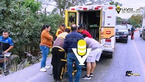 Auxilian a adulto mayor tras ser impactado por un motociclista 