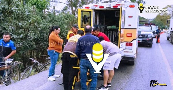 Auxilian a adulto mayor tras ser impactado por un motociclista