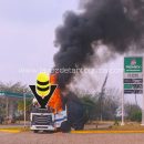Se incendia camión en gasolinera de Pánuco; conductor logra salir ileso