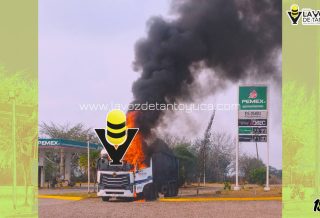 Se incendia camión en gasolinera de Pánuco; conductor logra salir ileso