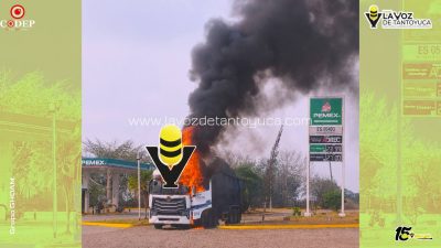 Se incendia camión en gasolinera de Pánuco; conductor logra salir ileso