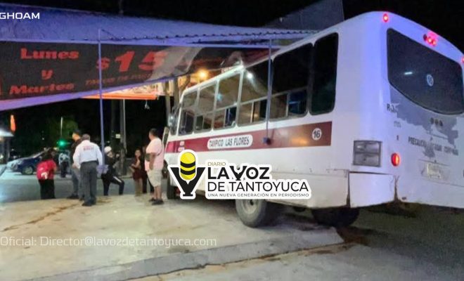 Microbús choca contra negocio de tacos en Ciudad Madero