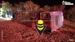 Vuelca autobús Futura en la carretera González-Llera