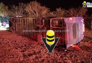 Vuelca autobús Futura en la carretera González-Llera